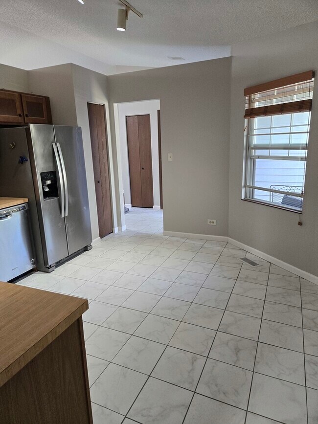 Building Photo - 4480 Shorewood Ct