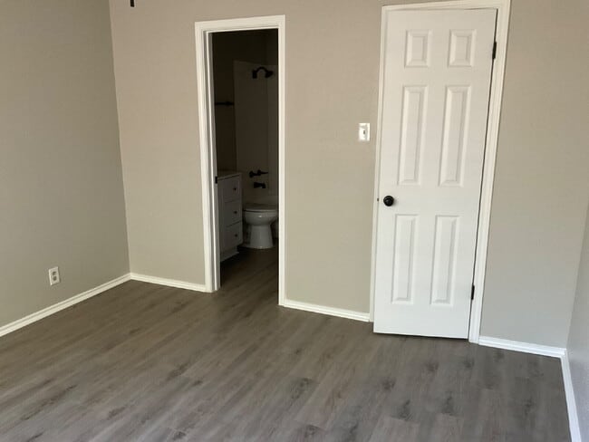 Building Photo - 5512 Lochmoor-