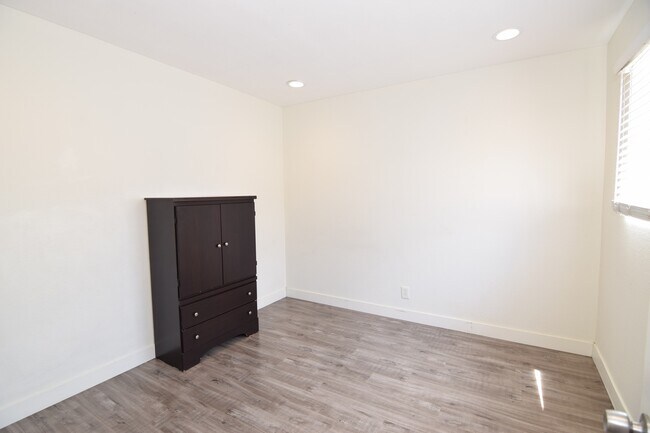 Building Photo - 1295 Elm Ave