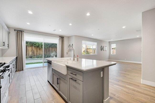 Building Photo - 4415 Horizon Dr