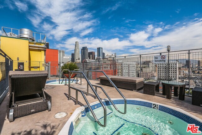 Building Photo - 746 S Los Angeles St