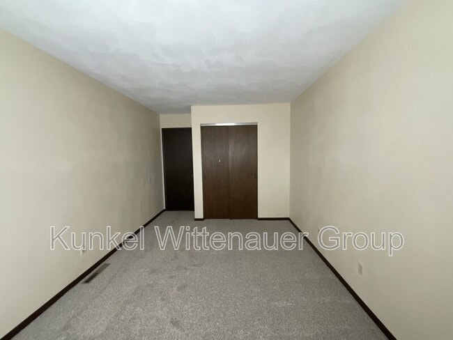 Building Photo - 102 Kingsway Dr