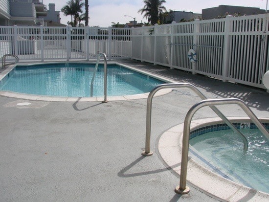 pool and jacuzzi - 446 Monterey Blvd