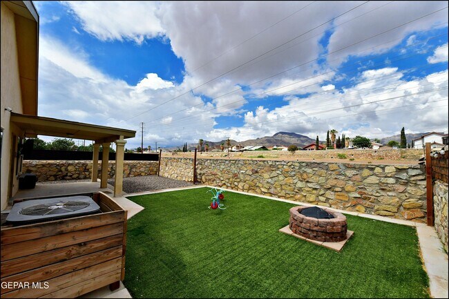 Building Photo - 10937 Northview Dr
