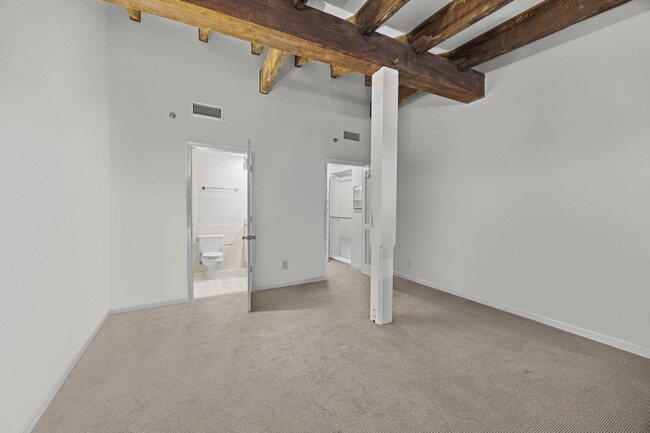 Building Photo - Available now. Awesome 1 BR/1.5 BA Apartme...