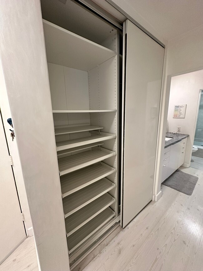 Building Photo - 5625 N Sumner Wy