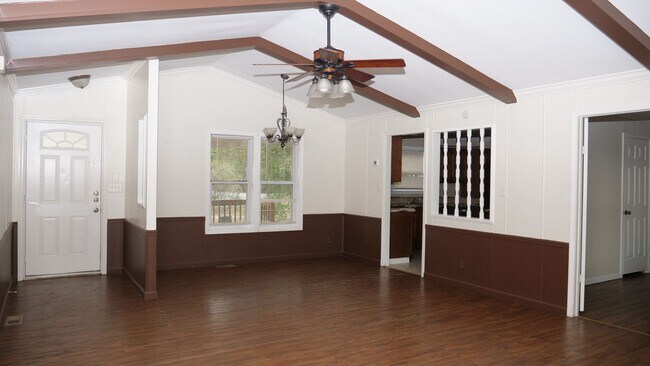 Building Photo - Spacious Rural Retreat