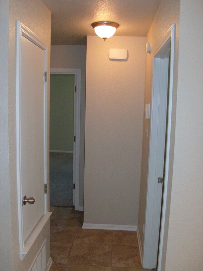 Building Photo - 2 Bed/2 Bath Duplex in Trimmier Estates!