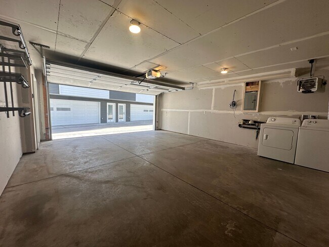 Building Photo - 3046 Anderberg Dr