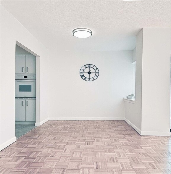 Dining area - 300 Lynn Shore Dr