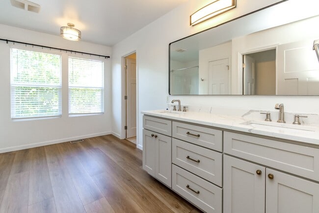 Building Photo - Beautiful upgraded 4 bedroom DuPont home with AC and sprinkler system