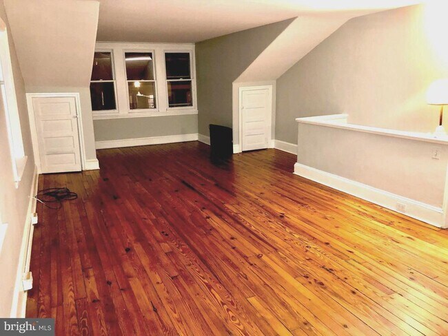 Building Photo - 253 Roxborough Ave