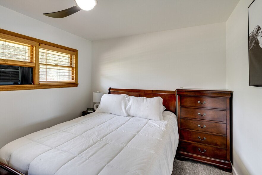 Building Photo - 811 N River Rd