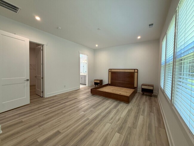 Building Photo - Beautiful 4 Bedroom Single Family Home