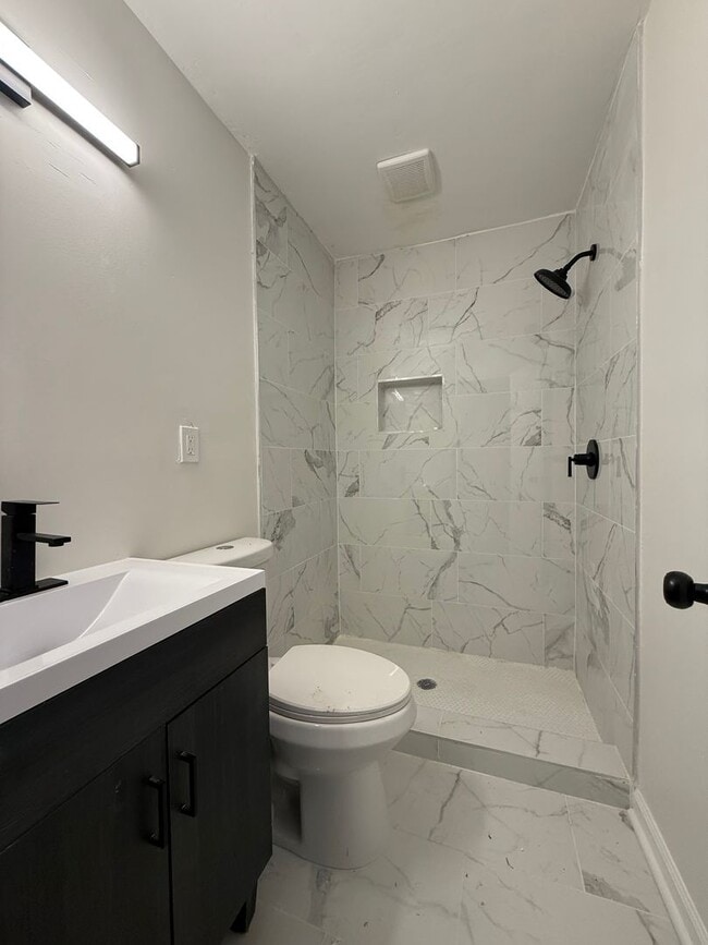 Building Photo - 3 BEDROOM 2 BATHS