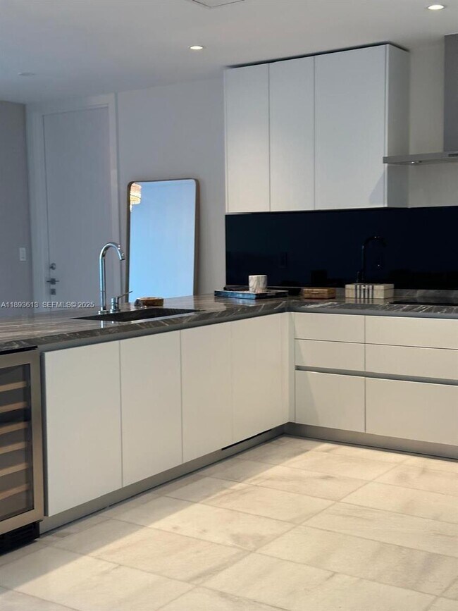 Building Photo - 700 NE 26th Terrace