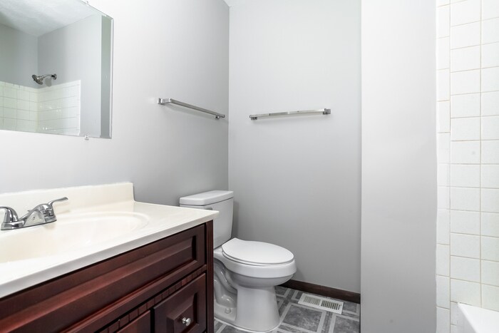 Building Photo - 2456 Bendel Dr