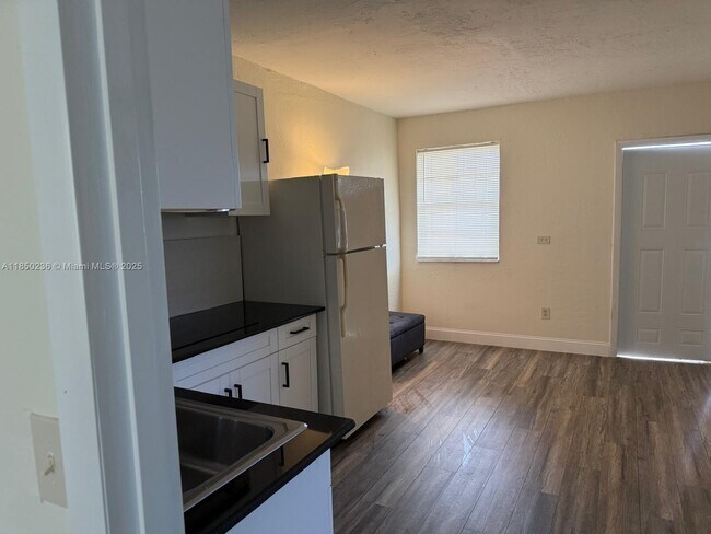 Building Photo - 4725 NW 33rd Ave