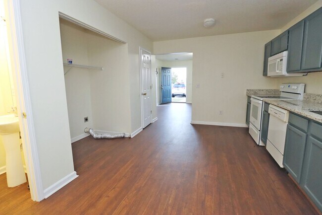 Building Photo - 560 Summit Terrace Court
