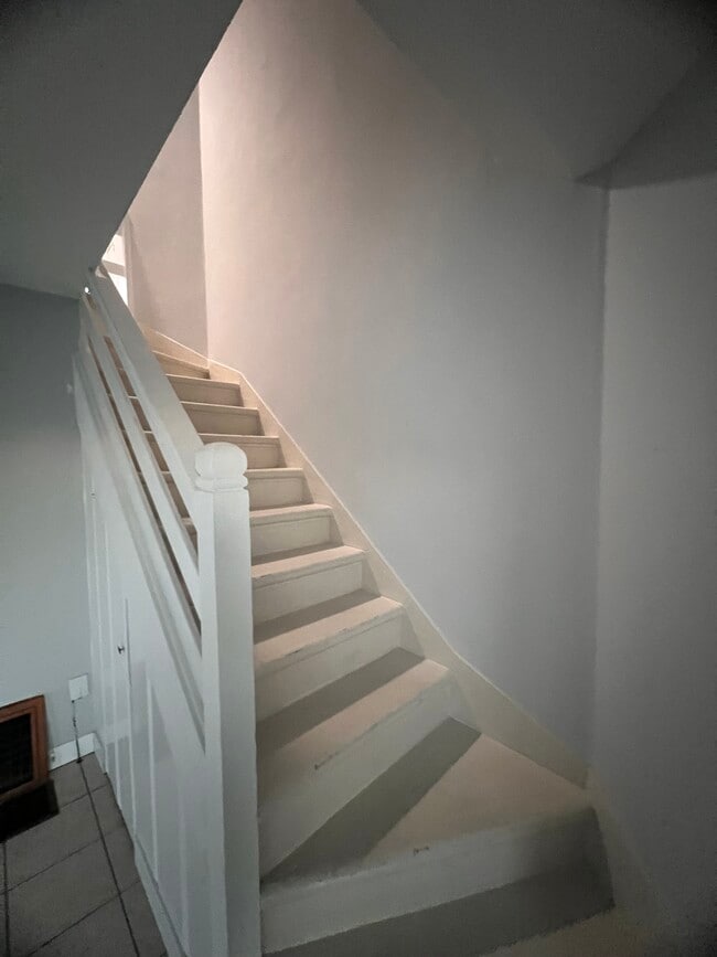 Building Photo - 2402 Schoolside Ave