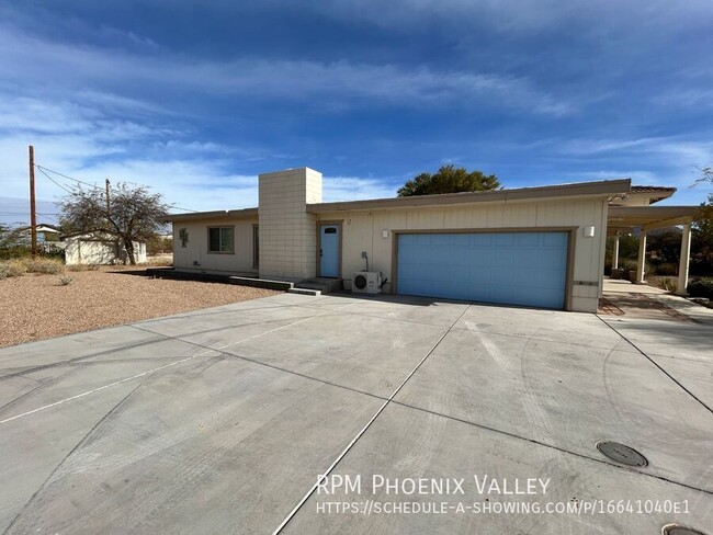 Building Photo - Unique 4 bed / 2.5 bath w/ MASSIVE Natural...