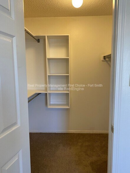 Building Photo - 3505 Ridgeway Dr