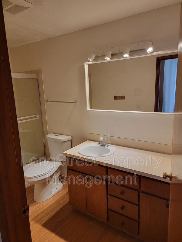 Building Photo - 627 3rd St SE