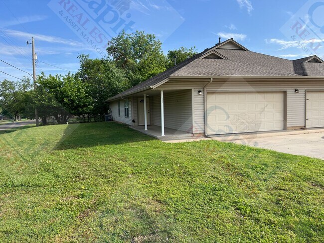 Building Photo - Spacious Duplex in Harrah