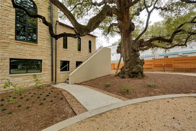 Building Photo - 211 W Johanna St
