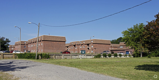 Primary Photo - Aqua Vista Apartments