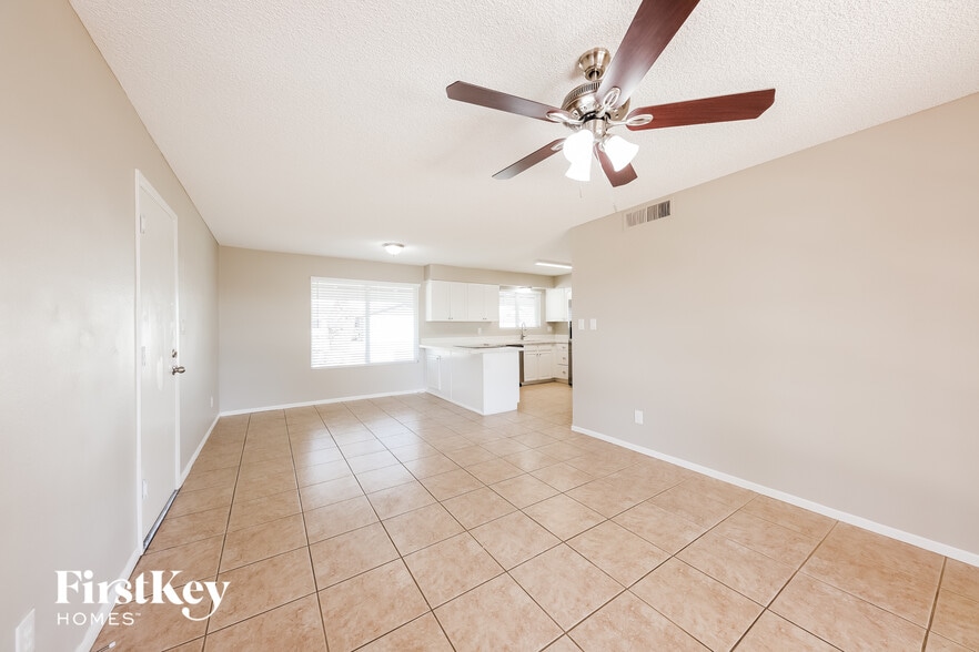 Building Photo - 9914 N 73rd Ave