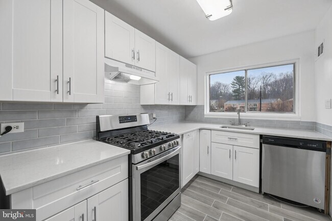 Building Photo - 10607 Weymouth St