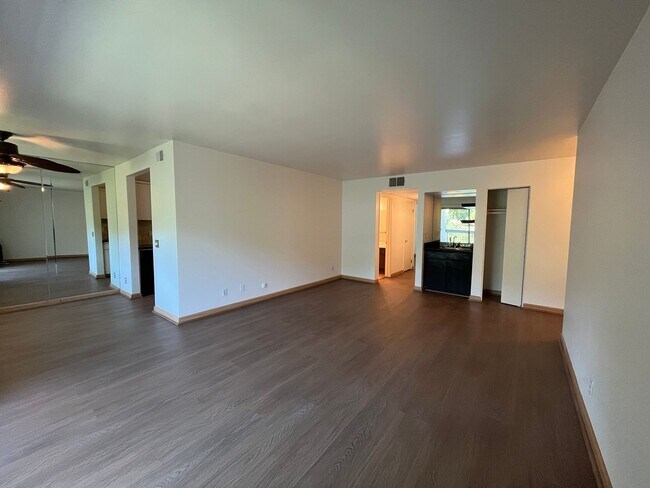 Building Photo - MOVE-IN READY! 2+2 w/lake access + 1 blk f...