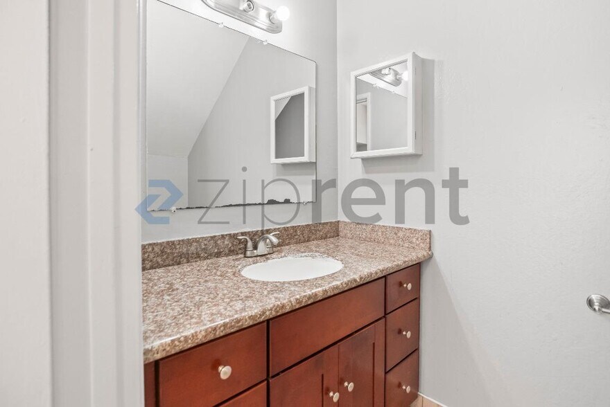 Building Photo - 38605 Royal Ann Common