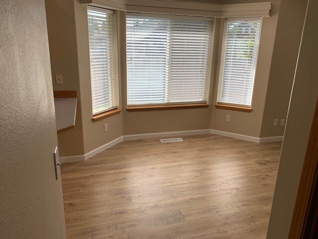 Building Photo - 7403 Shadowwood Ct NE