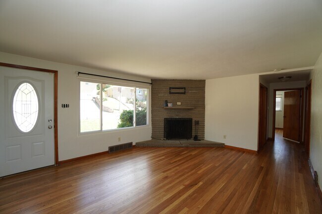Building Photo - 1092 Greentree Rd