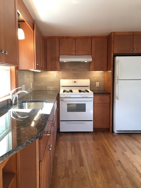 Kitchen-Granite Counters - 214 Spring St