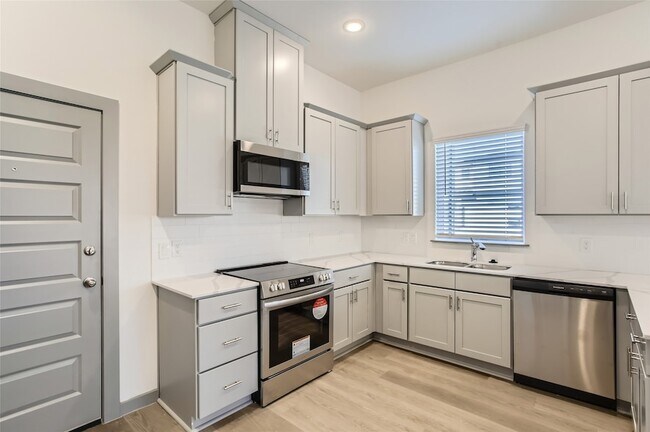 Building Photo - 33106 Oak Hts Pl