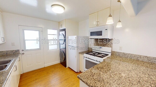 Building Photo - 427 20th St