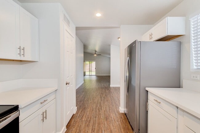 Building Photo - Pecos Ranch Beauty!