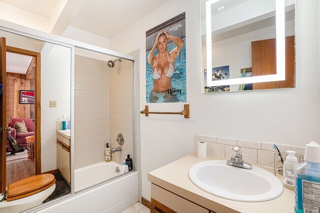 Building Photo - 2 Bedroom Cottage Oasis on The Hill!