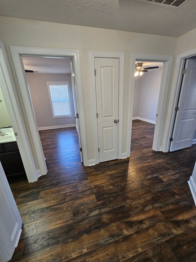 Building Photo - Spacious 3 Bedroom 2 Bathroom Home on Half...