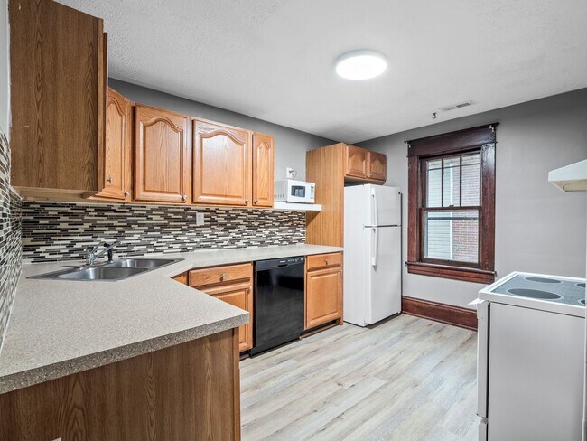 Building Photo - 524 Riverland Rd SE