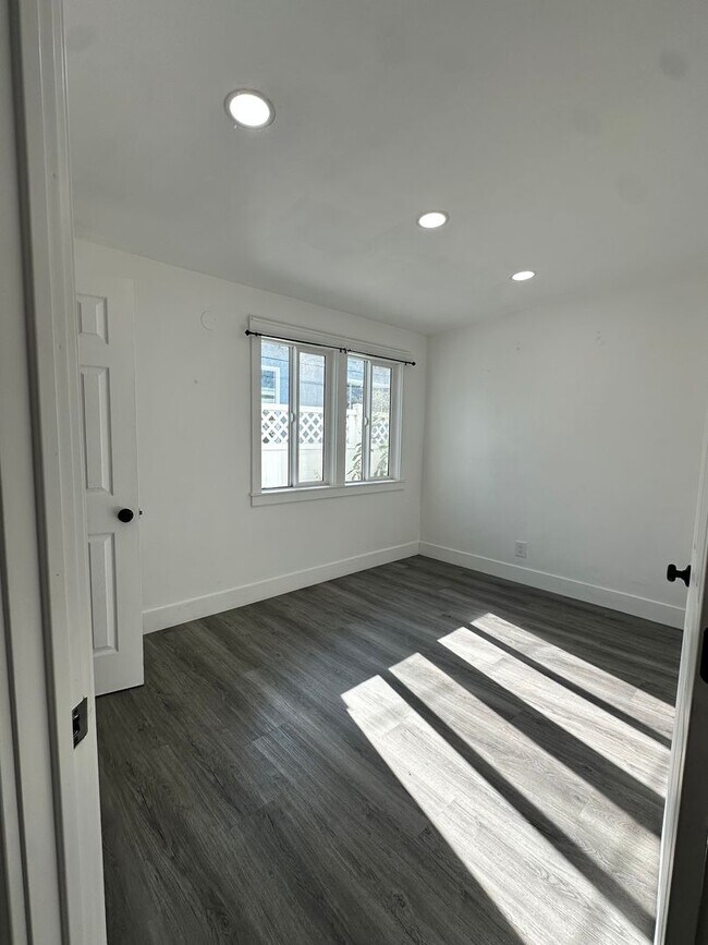 Building Photo - 730 E 48th St