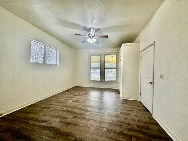 Building Photo - Centrally Located 3/2
