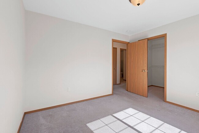 Building Photo - 2 Bedroom 2 Bathroom Lower 1 Car Garage