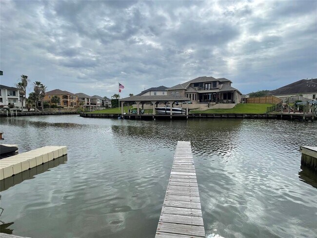 Building Photo - 2528 Sawyer Dr