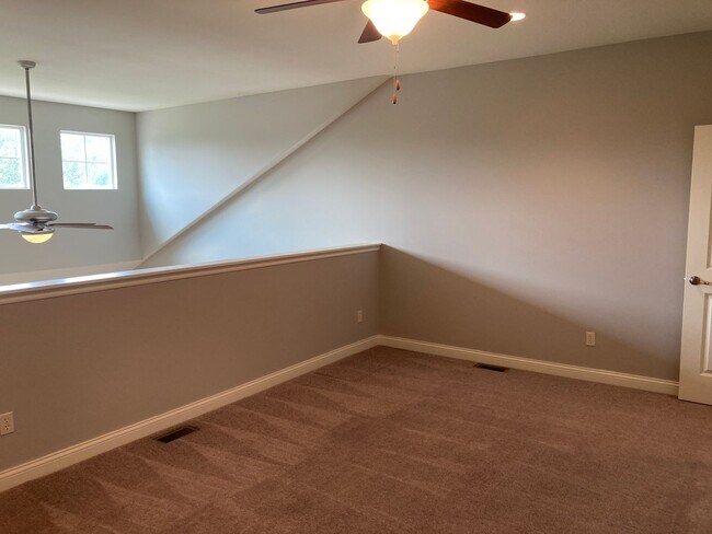 Building Photo - Bright 3BR Townhome with Bonus Room - Available NOW!