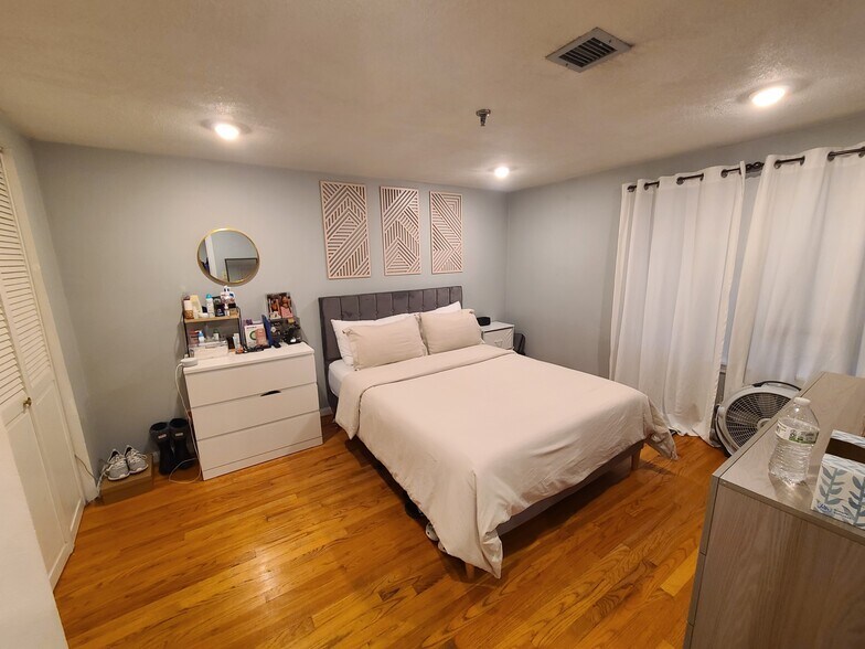 Building Photo - 1423 Commonwealth Ave