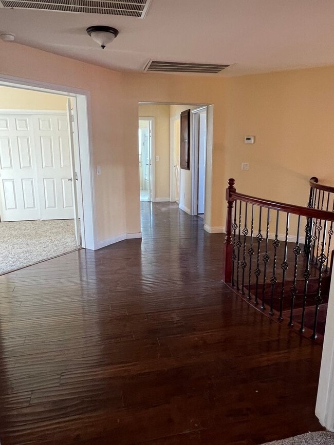 Building Photo - 6 bedroom Home With Pool and Basement